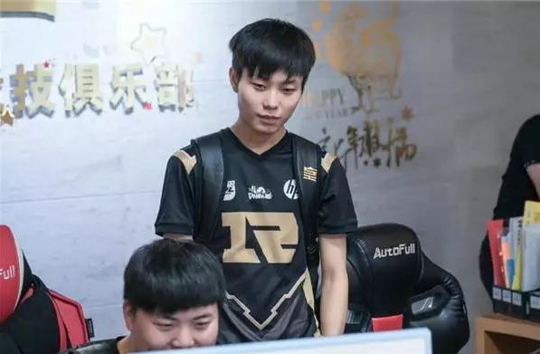 展现了他不 展现了他不